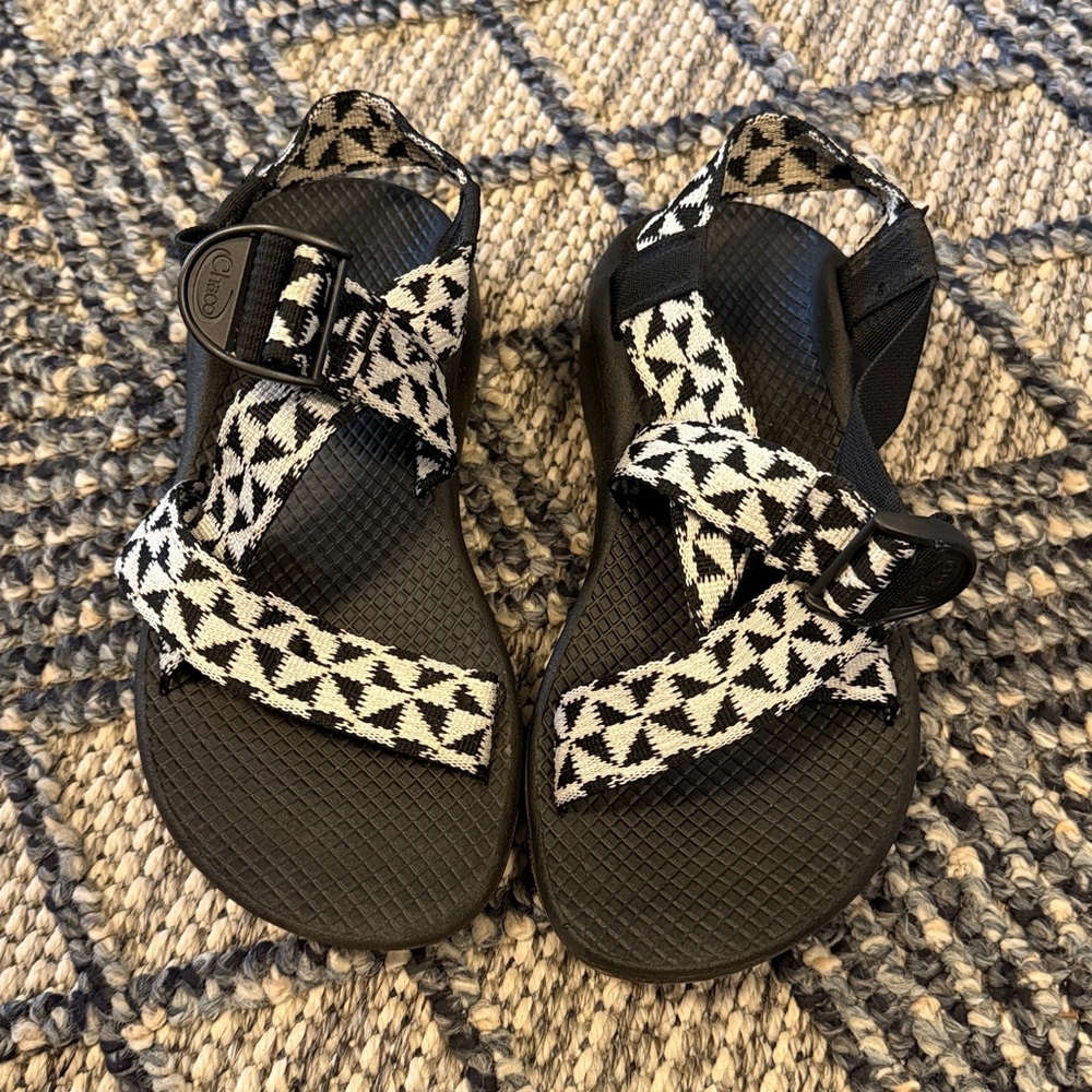 Chaco Mega Z Cloud Wide Strap Black and White Geometric Sandals size 6